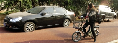 緊臨西三環(huán)一小區(qū)門口停的轎車，8輛車車胎被扎