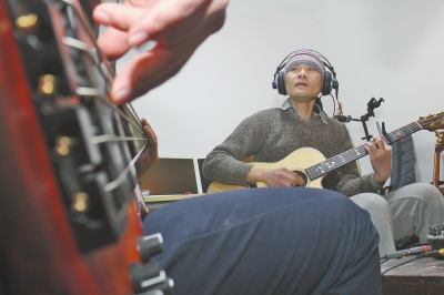 抱著吉他撥弄琴弦，子芙唱著自己的音樂。