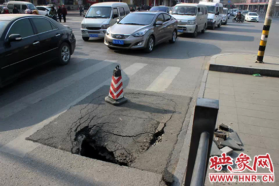南陽路農業(yè)路出現深坑，近看是因為瀝青充當窨井蓋所致