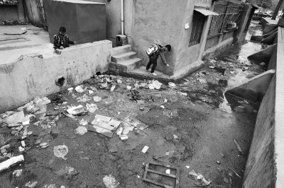 污水溝成了附近的孩子們放學(xué)后逗留的場(chǎng)所，十分令人擔(dān)憂。