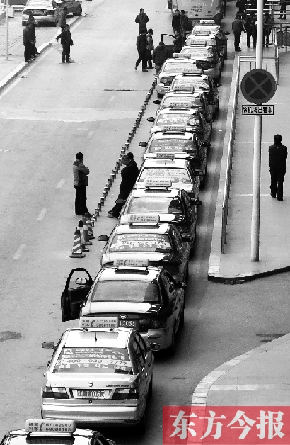 機場出租車等客區(qū)，停放的大部分都是藍(lán)色出租車