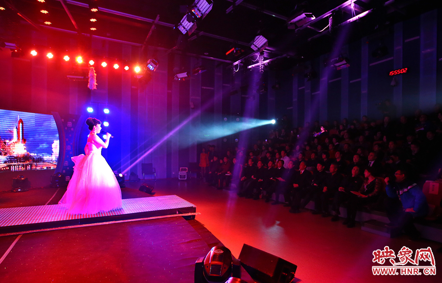 詩(shī)歌朗誦會(huì)現(xiàn)場(chǎng)。