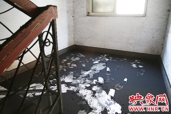 一樓到六樓的樓道內(nèi)都是黑色的煙塵。