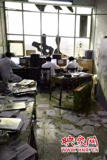 醫(yī)院辦公室內(nèi)病人病歷被扔了一地。（圖片來(lái)自網(wǎng)絡(luò)）