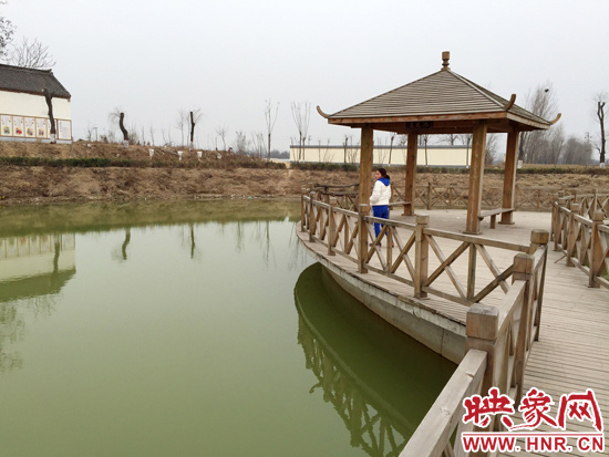 事發(fā)處就挨著亭子。