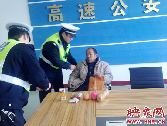 民警將老人帶回駐地。