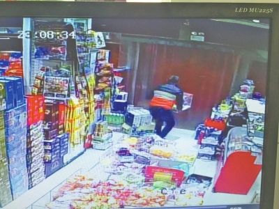 監(jiān)控中顯示，當時竊賊抱起募捐箱就跑。