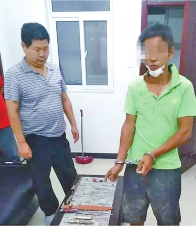 犯罪嫌疑人張某某（右）被抓時，挎包中被搜出兩把長約30厘米的尖刀