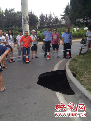 市民調(diào)侃這次塌陷難道是天太熱？