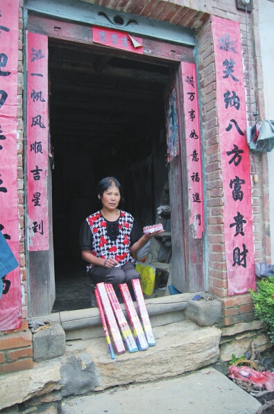 村民楊女士買來(lái)閃光雷、爆竹防衛(wèi)
