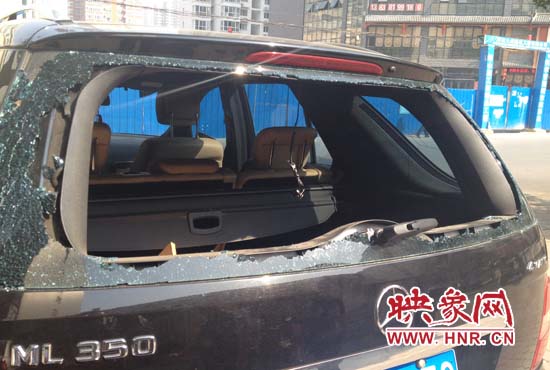 奔馳車夜停路邊被砸，損失萬元以上