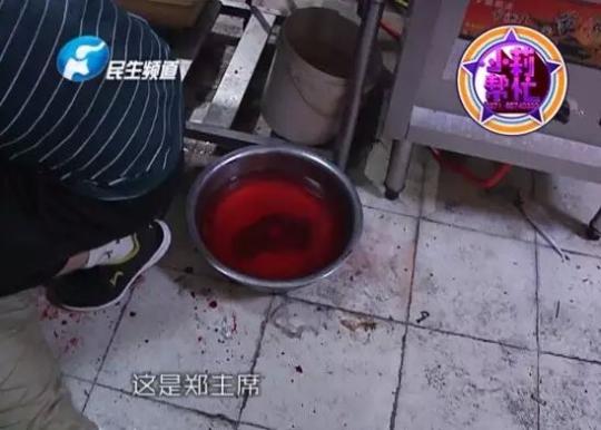 老板竟突然在廚房內(nèi)割腕自殺!發(fā)現(xiàn)意外情況后，小莉趕緊對傷者進行包扎，并撥打了120急救電話。