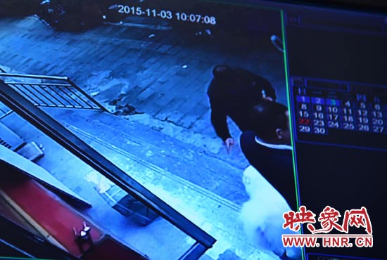 監(jiān)控錄像顯示，男子走向皮皮，將其拐走。