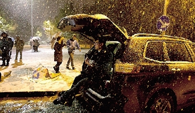 彈琴?gòu)椀绞种付紱]知覺了，還在一首又一首地唱。