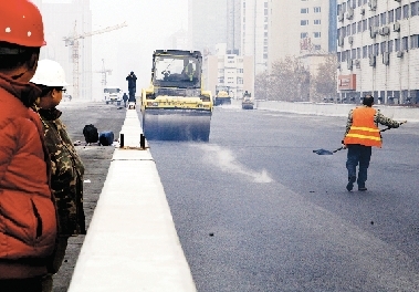 昨日農(nóng)業(yè)路高架第八標(biāo)段已經(jīng)開始鋪設(shè)瀝青。