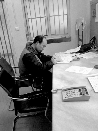 侯見志在看守所中簽署上訴書。律師供圖