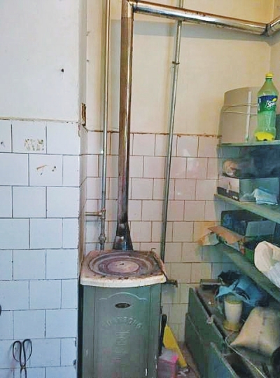 事發(fā)理發(fā)店取暖所用的爐子。