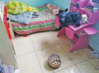 在理發(fā)店死者居住的臥室內(nèi)，地上放有一個(gè)大煤球。