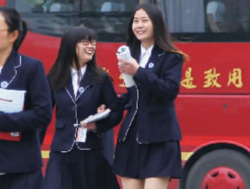 女生短裙男生西裝 鄭州一大學(xué)猛一看像韓劇片場(chǎng)