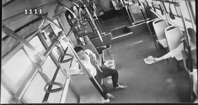 小情侶公交車上旁若無人吃西瓜，弄臟車廂環(huán)境引不滿。