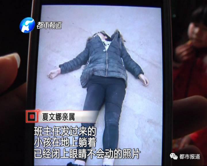 得知孩子沒去上學(xué)，家人擔(dān)心孩子發(fā)生意外，于是趕快報了警。讓人沒想到的是，剛報完警，家人收到了老師發(fā)來的照片。