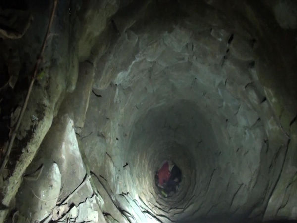 險！女子凌晨墜入15米深井 命懸一線