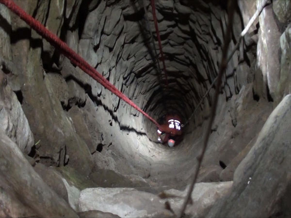 險！女子凌晨墜入15米深井 命懸一線