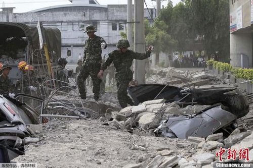 10月15日，菲律賓中部地區(qū)發(fā)生7.2級(jí)地震，災(zāi)情持續(xù)擴(kuò)大，菲官方稱地震已造成宿務(wù)、保和等省份數(shù)十人遇難，數(shù)百人受傷，大批建筑物受損。圖為菲律賓軍方在搜救被困者。