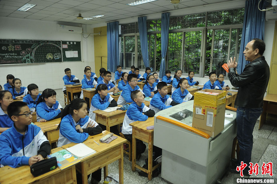 圖為老師正在向同學(xué)們講解用非智能手機(jī)對(duì)他們的好處。