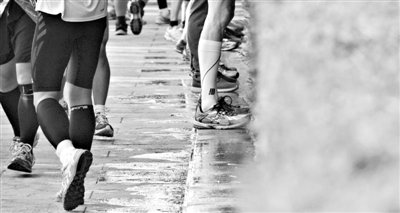 昨日，2013年北京馬拉松，因流動(dòng)廁所和公廁有限，很多選手都“就地解決”，地面上“水”流成河。