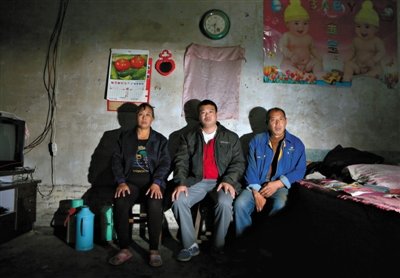 10月18日，自鋸病腿的鄭艷良所在的保定市清苑縣東臧村，有多家農(nóng)戶大病難醫(yī)，村民王新建（中）得了白血