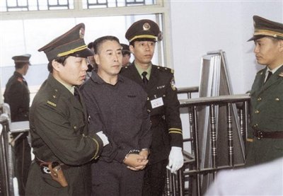 2000年9月30日，河南商丘，胡萬林被法警押上法庭。