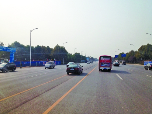 鄭開大道上隨處可見車輛駛入雙黃線超車,很危險。