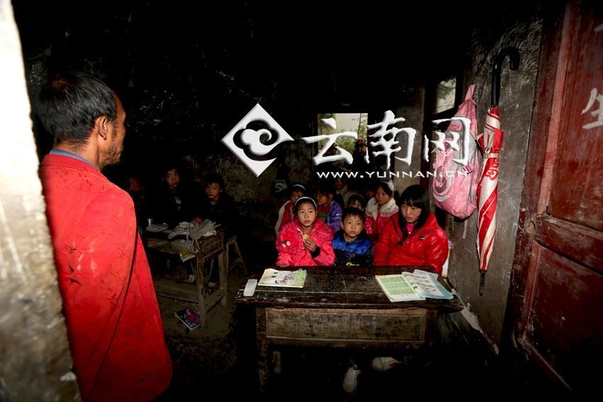 小學(xué)里只有兩個(gè)班，大點(diǎn)的孩子無(wú)法升入高年級(jí)，只得從一年級(jí)再讀起，就像復(fù)讀機(jī)。