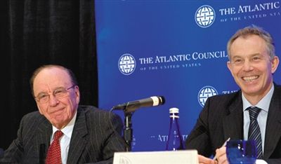 2008年，布萊爾與默多克在美國參加一國際會議。