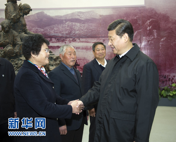 25日上午，習(xí)近平在臨沂華東革命烈士陵園參觀沂蒙精神展并會見當(dāng)?shù)叵冗M(jìn)模范和當(dāng)年支前模范后代代表。