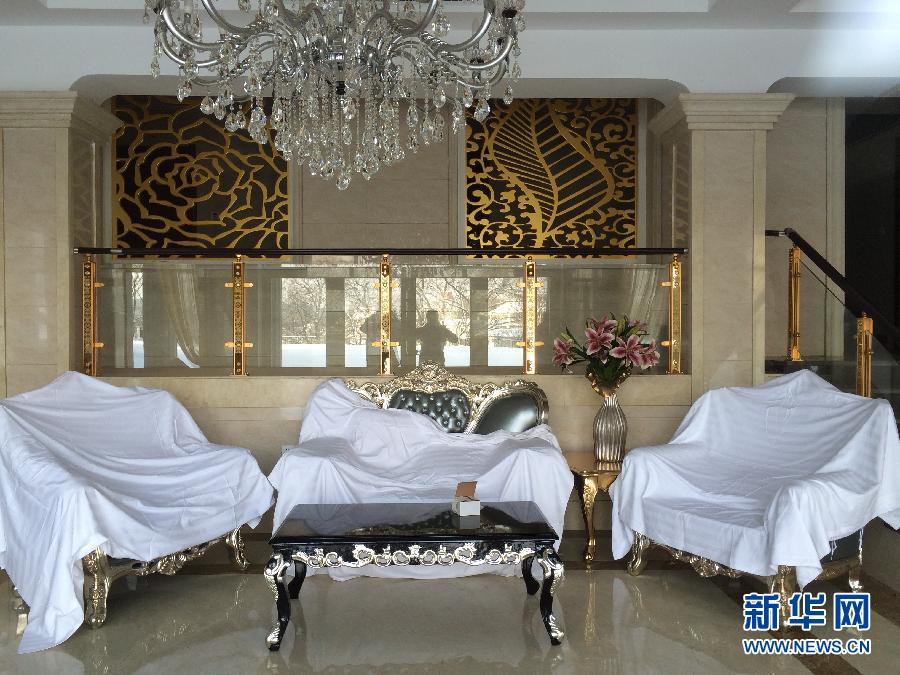 鏡泊湖畔麗日山莊里的豪華沙發(fā)（2013年12月9日攝）。新華社記者程子龍攝