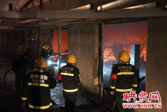 消防官兵正在現(xiàn)場進(jìn)行滅火