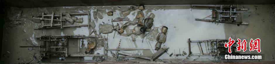 圖為考古現(xiàn)場發(fā)現(xiàn)保存完整的織機(jī)模型。