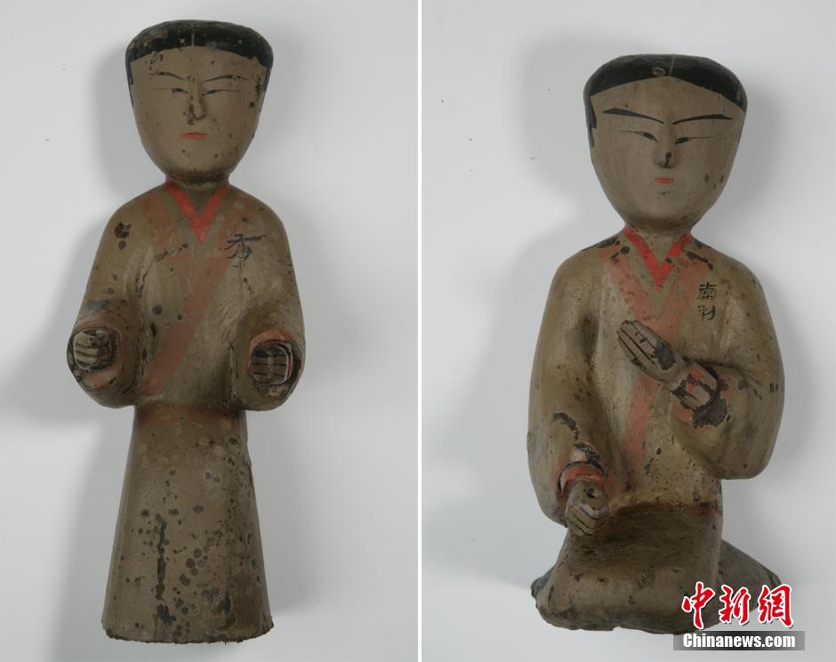 圖為出土的彩繪木俑。