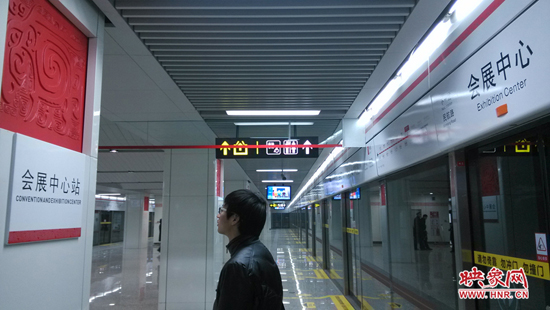 會展中心站，兩塊牌子的站點(diǎn)名稱英文翻譯也不相同