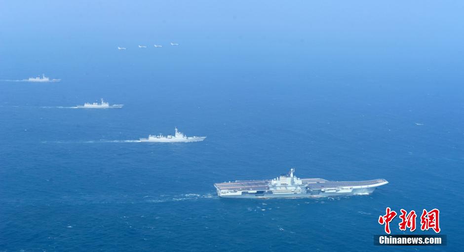 圖為遼寧艦與水面艦艇、飛機進(jìn)行協(xié)同訓(xùn)練。中新社發(fā) 胡鍇冰 攝