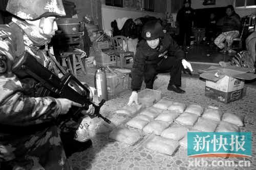 警方在村民家中搜獲大量冰毒。