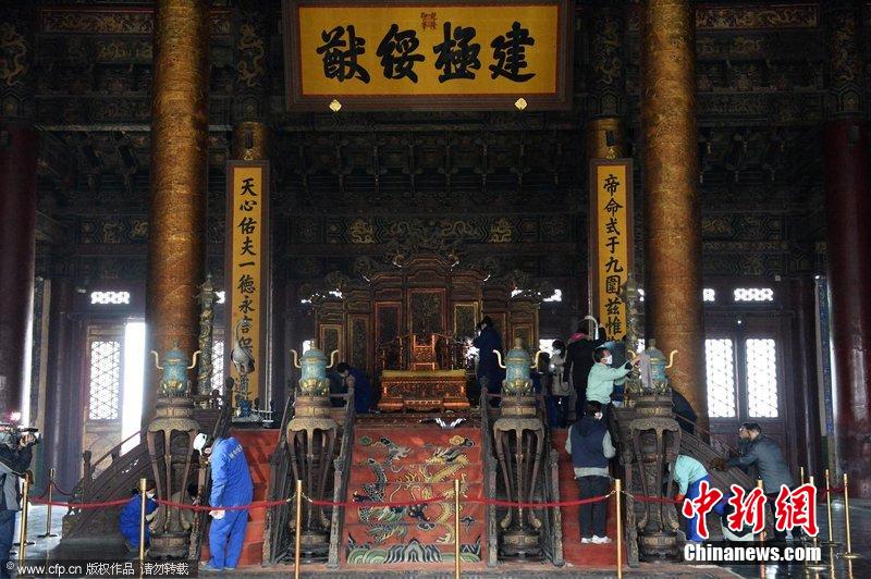 圖為工作人員使用軟毛刷除塵。