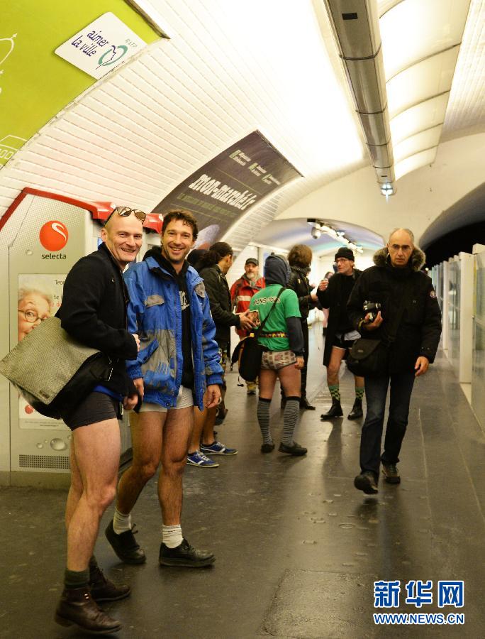 1月12日，在橫貫巴黎東西部的1號線地鐵車廂里，乘客只穿一條內(nèi)褲搭乘地鐵。