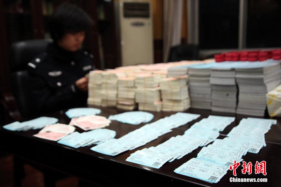 圖為查獲大量假火車票和制販工具（資料圖片）。