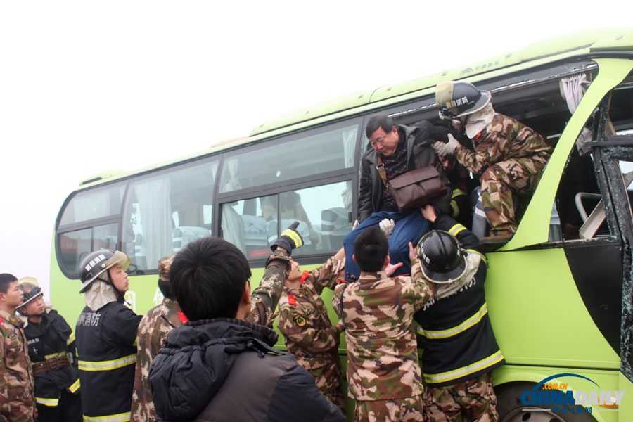 消防人員現(xiàn)場(chǎng)施救?；荼?攝