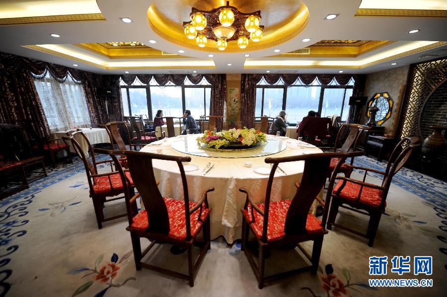 　1月15日，游客在北京紫竹院公園內(nèi)的問月樓喝茶聊天。