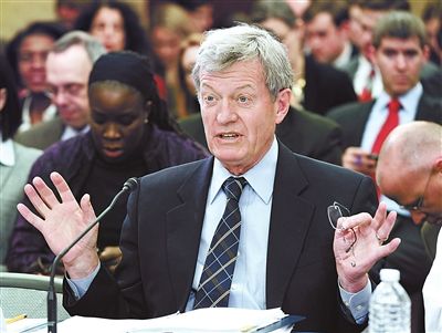 2012年2月1日，鮑卡斯在國會(huì)會(huì)議上發(fā)言供圖/IC