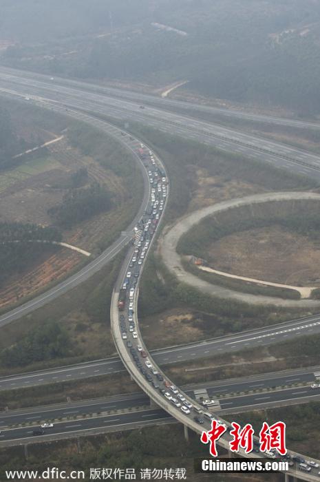 航拍春運(yùn)路況 廣河長(zhǎng)深高速交界車隊(duì)綿延幾公里